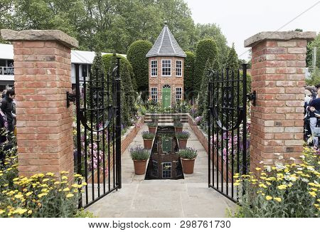 Harrods British Eccentrics Garden By Diarmuid Gavin At Rhs Chelsea Flower Show 2016, London, Uk - Ma