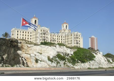 Hôtel national et le drapeau cubain