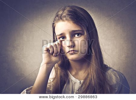 Tienermeisje met triest expressie huilen
