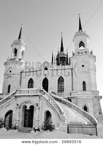 โบสถ์หินสีขาวที่สร้างในสไตล์โกธิคที่รัสเซีย