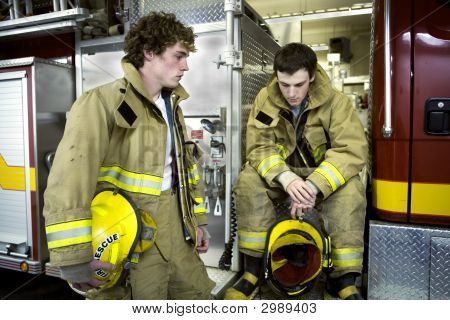 Due giovani vigili del fuoco