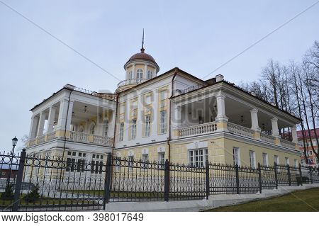 Russia, Moscow Oblast, A Village May Day Manor Staro-nikolskoye