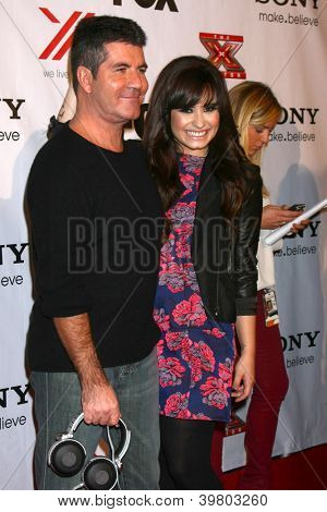 LOS ANGELES - 6 déc: Simon Cowell, Demi Lovato arrive à la X Factor 2012 Final quatre partie à la tige