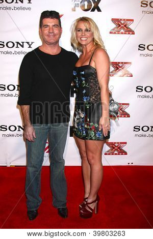 LOS ANGELES - DEC 6: Simon Cowell, Britney Spears érkezik az X faktor 2012 utolsó négy párt 
