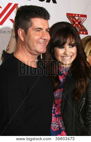LOS ANGELES - 6 déc: Simon Cowell, Demi Lovato arrive à la X Factor 2012 Final quatre partie à la tige