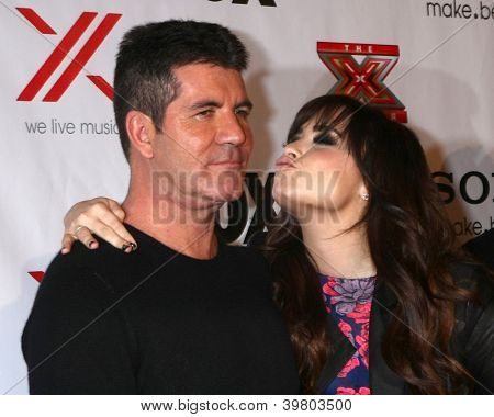 LOS ANGELES - 6 déc: Simon Cowell, Demi Lovato arrive à la X Factor 2012 Final quatre partie à la tige