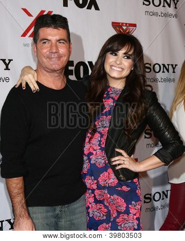 LOS ANGELES - 6 déc: Simon Cowell, Demi Lovato arrive à la X Factor 2012 Final quatre partie à la tige