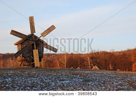 Starožitný zchátralý dřevěný větrný mlýn