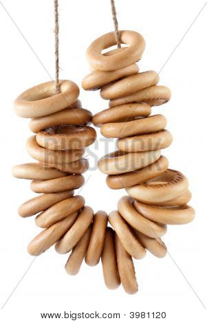 Alcuni anelli di pane appeso sulla corda