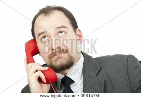 Empresario rodando sus ojos mientras escucha a una llamada telefónica o un mensaje aburrido
