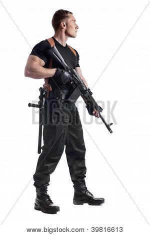 Policejní důstojník drží Kalašnikov