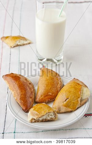 Pasta fatta in casa e bicchiere di latte.