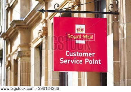 London, England, Uk, November 28th 2020, Royal Mail Customer Service Point Sign Open During Covid-19