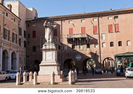 페라라에서 광장 Savonarola, Savonarola 기념물