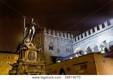 Fountain af Neptune i Bologna om natten