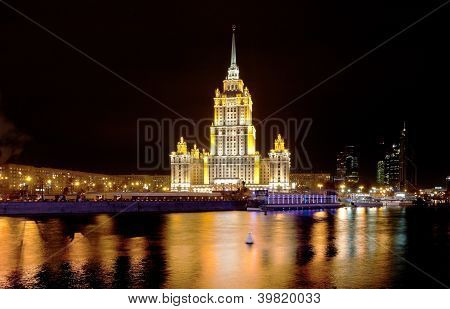 Vista notturna della Vysotka di Stalin a Mosca