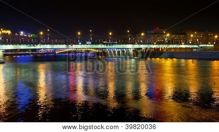 Illuminazione notturna del ponte di Novoarbatsky a Mosca