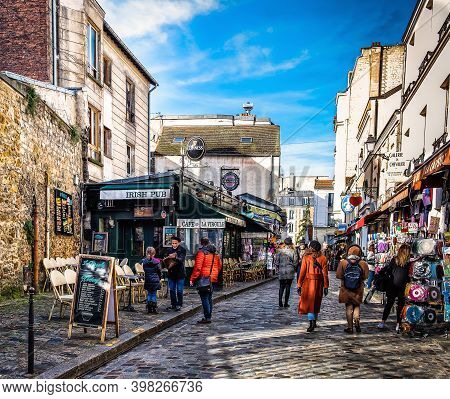 Paris, France, Fev 2020, Urban Scene By The Irish Pub `la Virgule` In The Heart Of Montmartre Distri