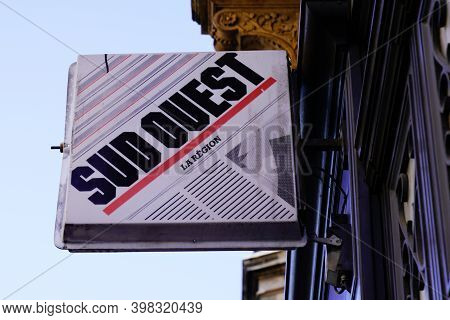 Bordeaux , Aquitaine  France - 12 01 2020 : Sud Ouest Text Sign And Logo Front Of Local Dealer Newsp