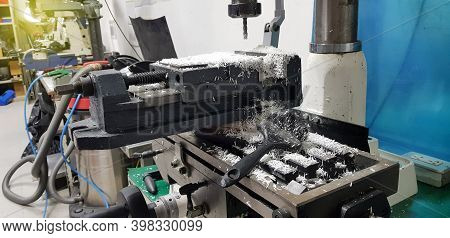 A Milling Machine That Has Been Used And Has Not Been Cleaned.5S Is A Simple Tool For Organizing You
