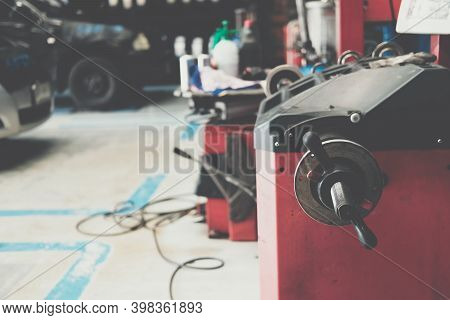Car Wheel Balancing Machine For Spining Tyre To Balance Weight In Auto Repair Garage