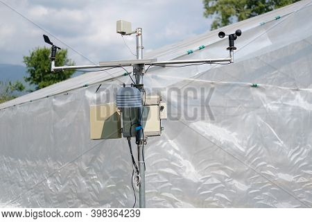 Anemometer Meterological Weather Station For Monitoring Wind Speed, Humidity In Farmland