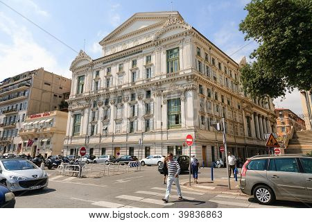 Nicejskiej opery i teatru House