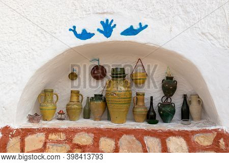 Matmata, Tunisia - 27 October, 2019: Traditional Kitchen Utensils In Troglodyte Cave-dwelling In Sah