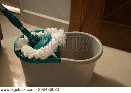 Round Spin Mop With Microfiber Head. Plastic Spin Mop Bucket. Cleaning Mop And Bucket