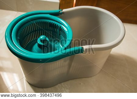Round Spin Mop With Microfiber Head. Plastic Spin Mop Bucket. Cleaning Mop And Bucket