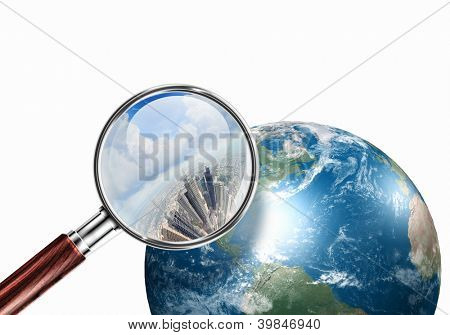 Planeta mini conceptual con rascacielos en él con una lupa. Elementos de esta imagen son f