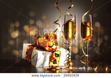 Due bicchieri di champagne pronte a portare nel nuovo anno