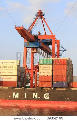 Containers under ship to shore crane