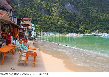 Palawan, Philippines - December 2, 2017: Local Children Play In The Beach Of Tourist Resort Town Of 