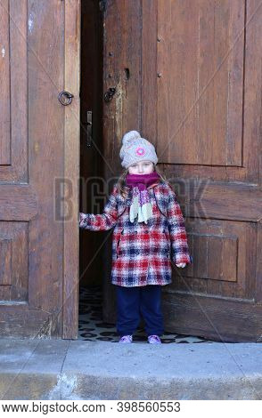 Nigde,turkey-january 15:unidentified Pretty Little Girl Standing By The Door Of The Mosque.january 1