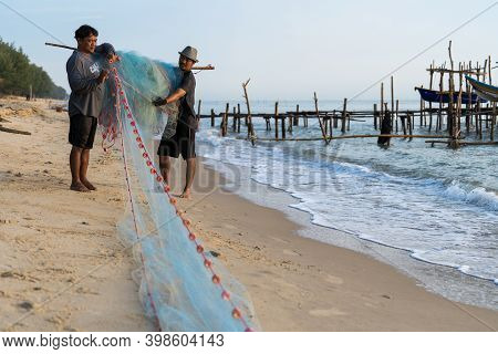 Songkhla, Thailand, May 11, 2020 : The Fishermen Casting At The Bang Hoi Beach,  In The Morning, Son