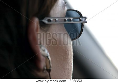 上一个女人开车将耳机与上关闭