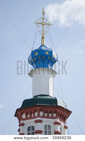 UI koepel met een kruis. Holy Cross Church. Irkoetsk
