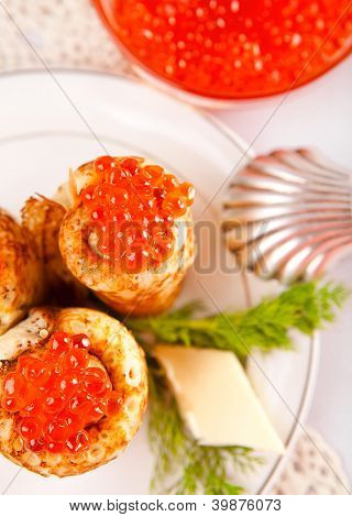 Snack con frittelle russe e caviale rosso