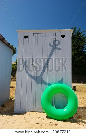 ฮัทหาดสีสันที่แซ็ง-เดอนีเกาะ d'Oleron ในประเทศฝรั่งเศส