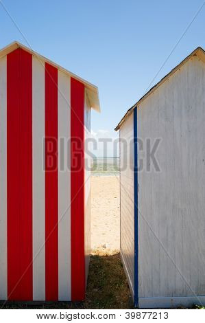 ฮัทหาดสีสันที่แซ็ง-เดอนีเกาะ d'Oleron ในประเทศฝรั่งเศส