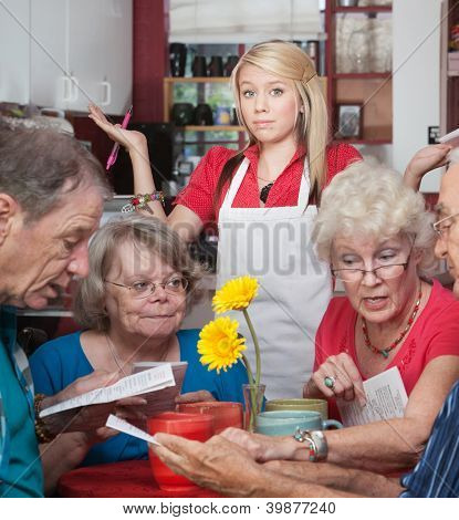 Cameriera con clienti lenti