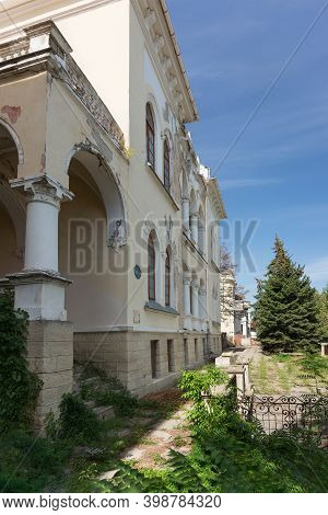 Russia, Crimea, Feodosia September 18, 2020-side View Of The Dilapidated Building Of The Dacha A. A.