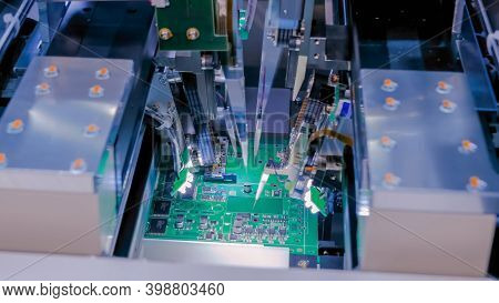 Flying Probe Test - Automation Machine Equipment For Quality Testing Of Printed Circuit Boards At Fa