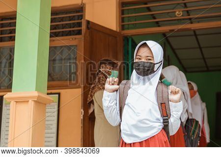 Students Saying Goodbye To Teachers Who Adhere To Social Distancing Protocols