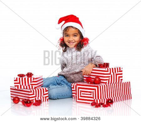 Niña con sombrero de Santa Claus con caja de regalo
