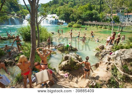 KRKA, Kroatia - 28 heinäkuu 2012: Ihmiset 28. heinäkuuta 2012 Krka, Croatia.The Krka Nationa-järven