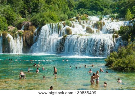 KRKA, Kroatia - 28 heinäkuu 2012: Ihmisiä järven 28. heinäkuuta 2012 Krka, Kroatia. Krka-Nation