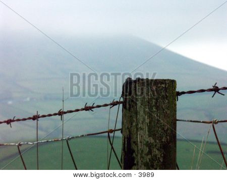 Recinto di filo spinato contro la collina