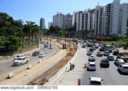 Salvador, Bahia, Brazil - December 9, 2020: Construction Of A Public Road On Avenida Acm And Adaptat